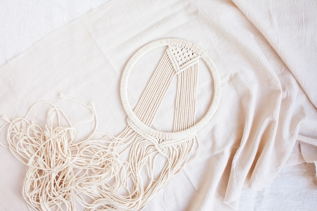 haft w jasnych pastelach na lnie